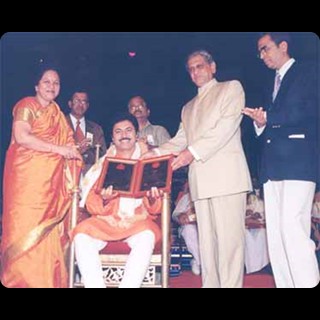 Rajyothsava Award 
In recognition of his meritorious service in the field of Bharathanatyam the Government of Karnataka honoured Shridhar with the prestigious  RAJYOTHSAVA AWARD for the year 2002 .